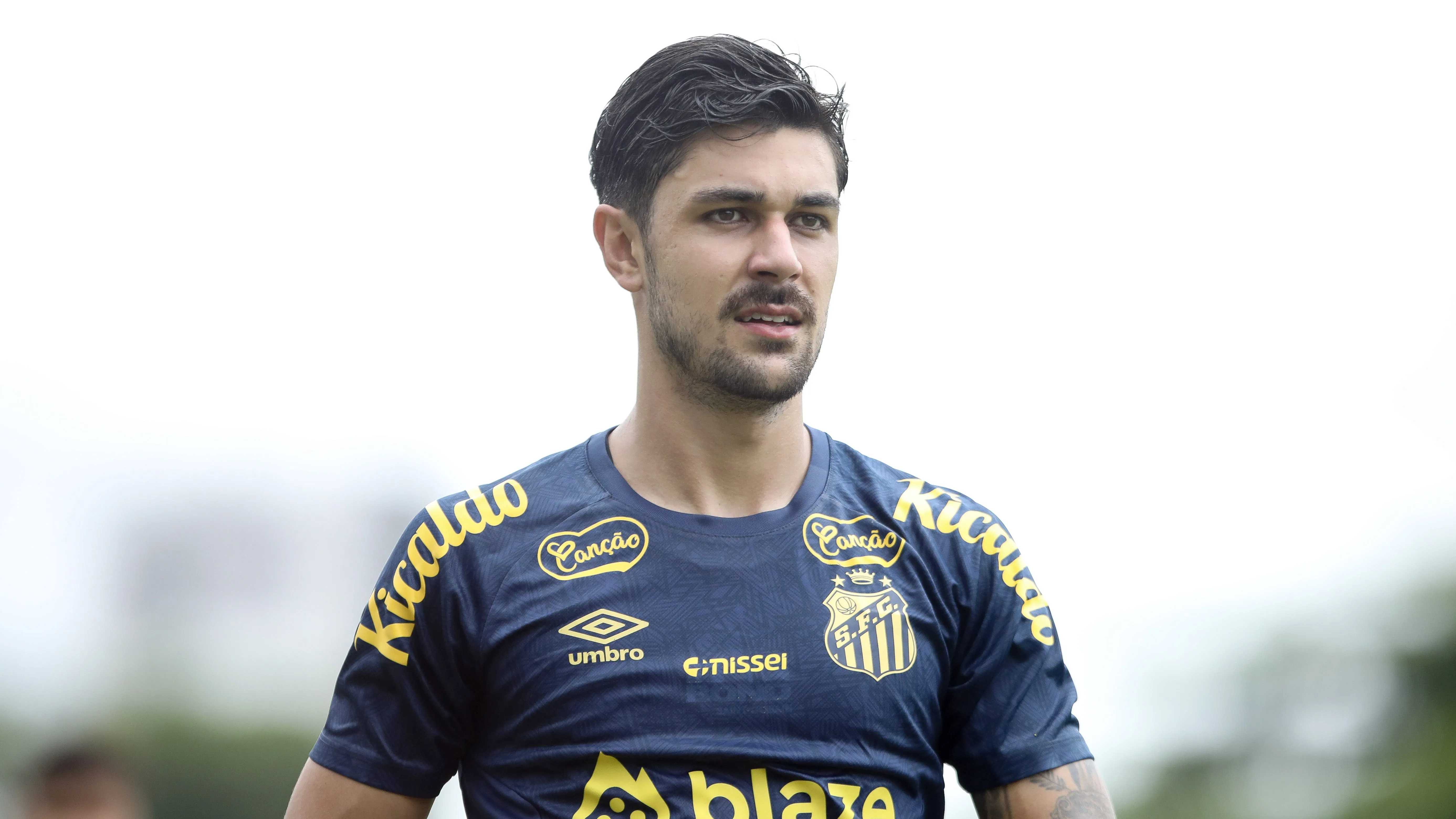 João Basso é desejado pelo Grêmio - Foto: Reinaldo Campos/AGIF.