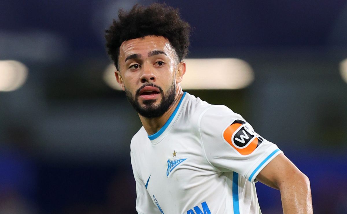 Claudinho assinando com o Santos por empréstimo tem informação desmentida pelo agente do meia