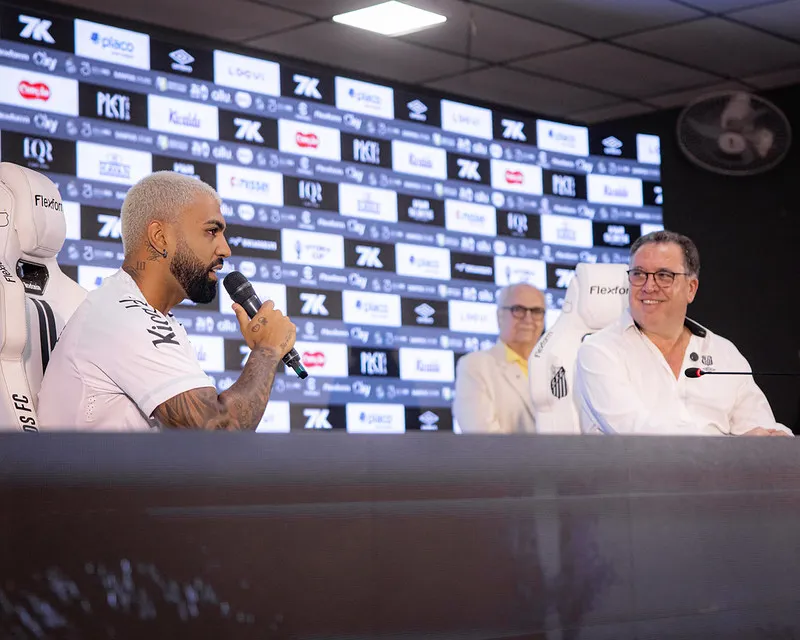 Gabigol durante a coletiva de apresentação no Santos. Foto: Raul Baretta/Santos FC