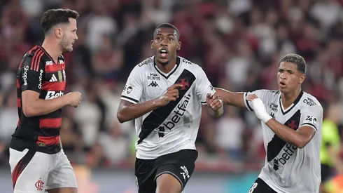 Rayan, jogador do Vasco, comemora seu gol durante partida contra o Flamengo no estadio Maracana pelo campeonato Brasileiro A 2025. Foto: Thiago Ribeiro/AGIF