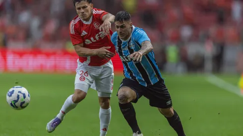 Alexandro Bernabei jogador do Internacional disputa lance com Cristian Pavon jogador do Grêmio. Foto: Liamara Polli/AGIF