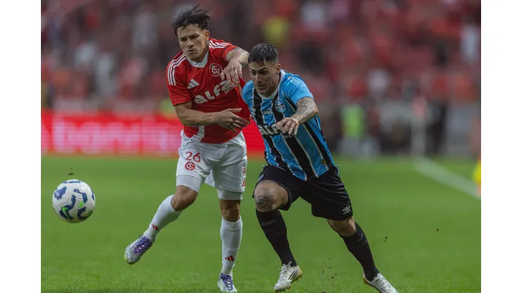 Alexandro Bernabei jogador do Internacional disputa lance com Cristian Pavon jogador do Grêmio. Foto: Liamara Polli/AGIF