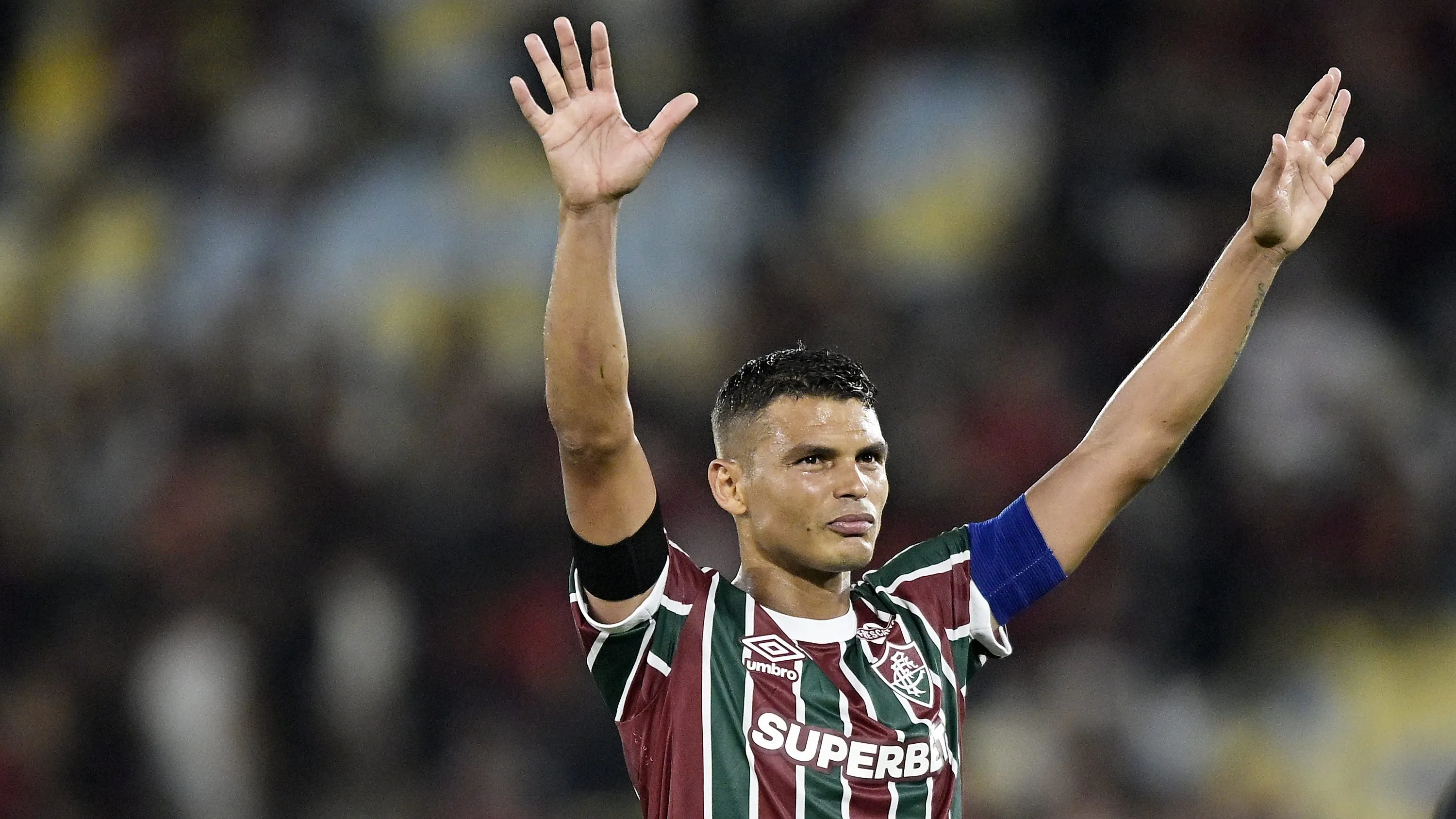 Thiago Silva, ex-jogador do Fluminense, comemora a vitoria apos a partida contra o Flamengo no estadio Maracana pelo campeonato Brasileiro A 2025. Foto: Alexandre Loureiro/AGIF