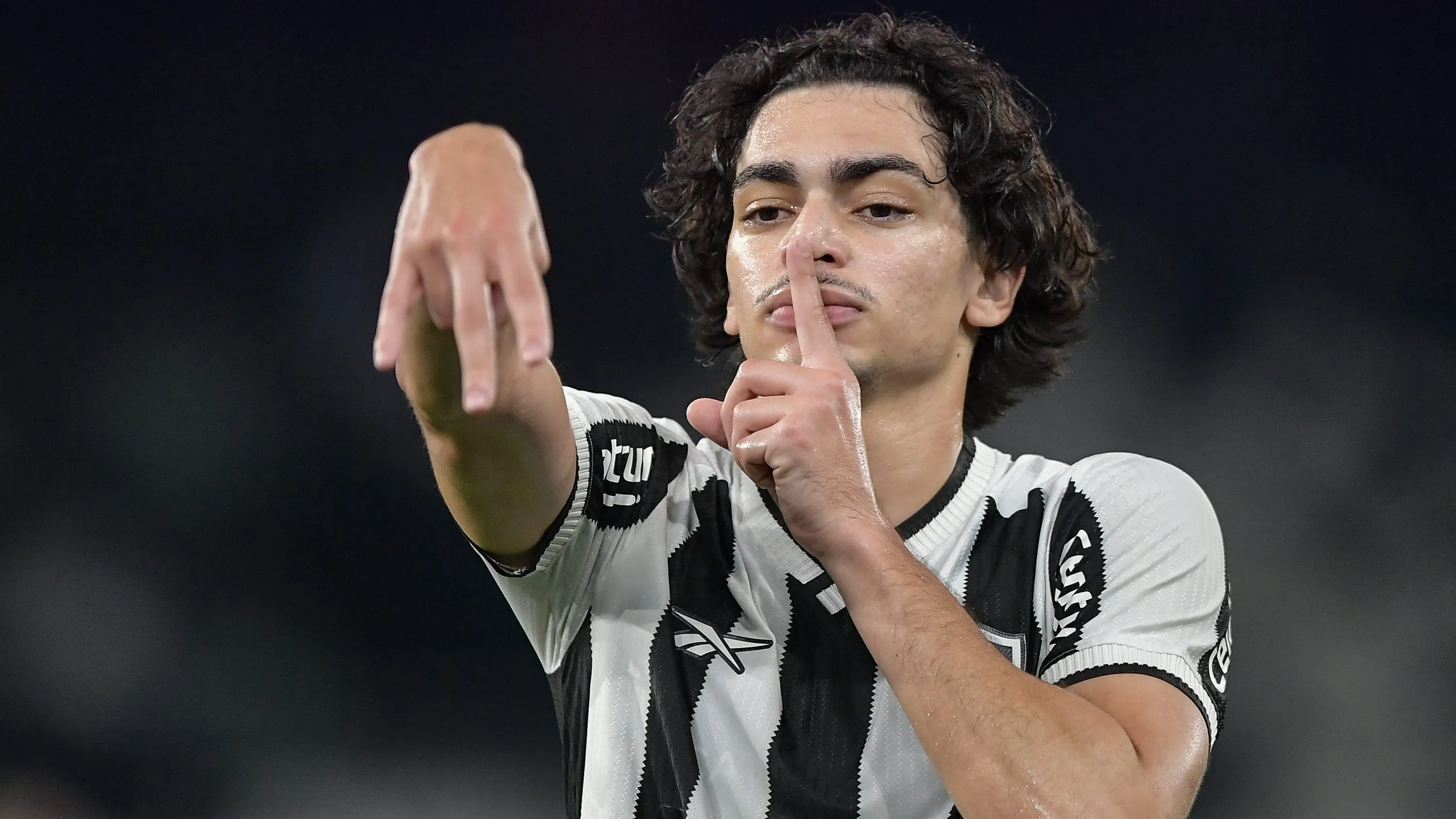 Matheus Nascimento jogador do Botafogo comemora seu gol durante partida contra o Volta Redonda pelo campeonato Carioca 2025. Foto: Thiago Ribeiro/AGIF