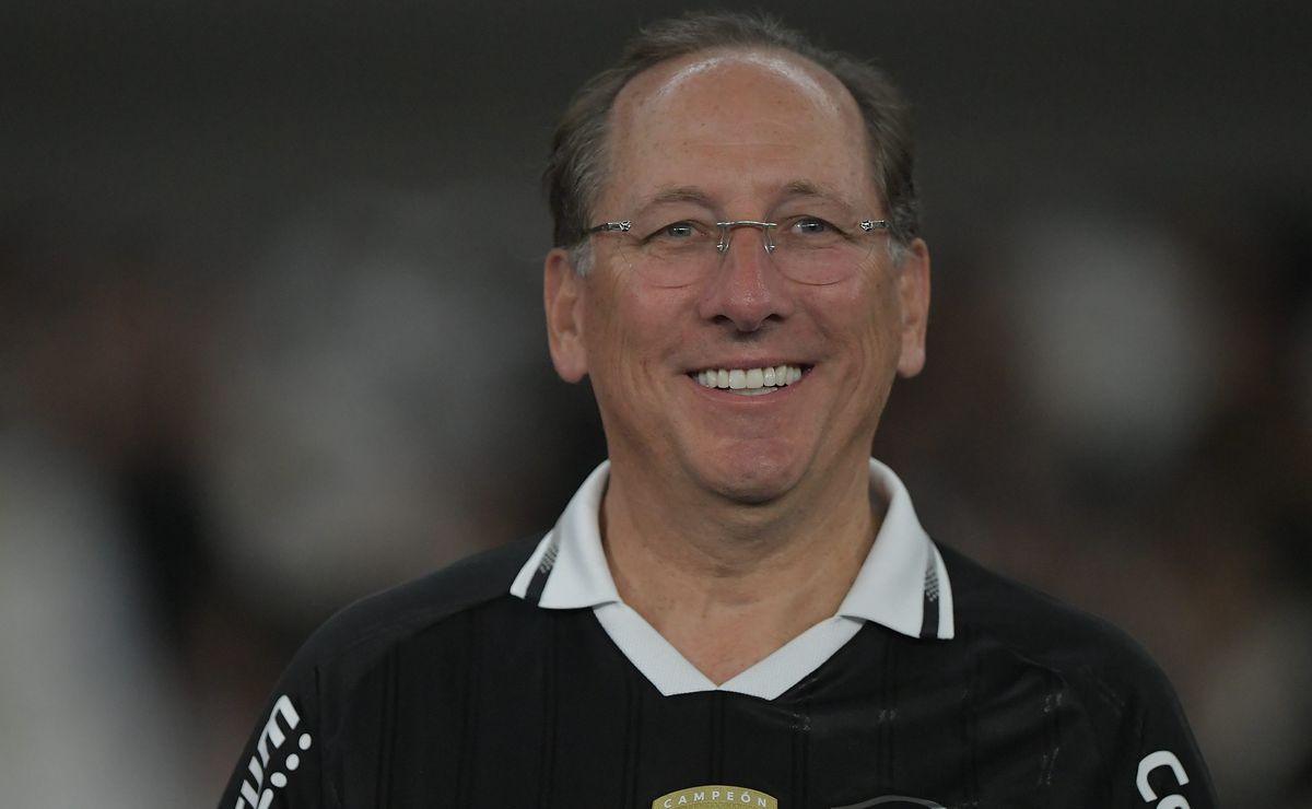 Botafogo se retira das negociações por Júlio Romão, volante do Ferencváros