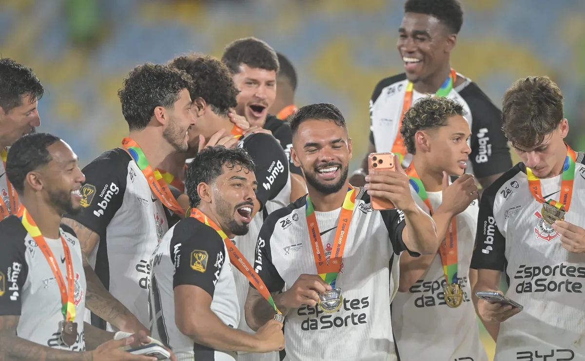 Voltando aos trilhos: Transfer ban derrubado e R$ 81 milhões no caixa animam início do Corinthians