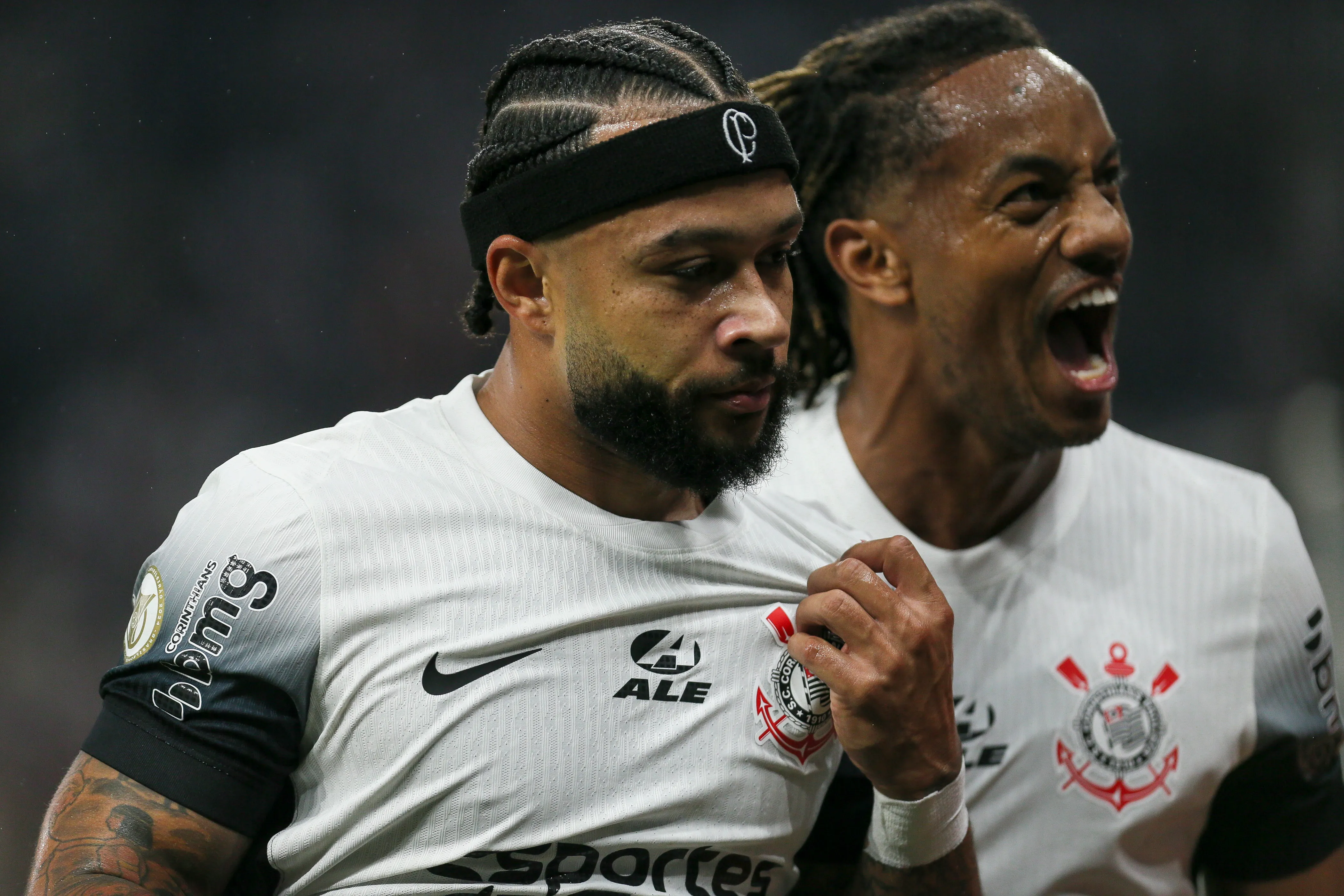 Memphis Depay seguiu em reta final de recuperação e permaneceu na parte interna do CT nesta 5ª – Foto: Ricardo Moreira/Getty Images