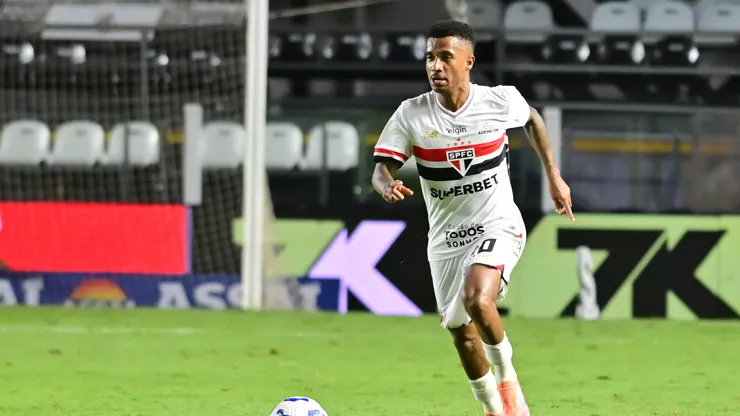 SP - SANTOS - 03/12/2025 - BRASILEIRO A 2025, SAO PAULO X INTERNACIONAL - Marcos Antonio jogador do Sao Paulo durante partida contra o Internacional no estadio Vila Belmiro pelo campeonato Brasileiro A 2025. Foto: Jota Erre/AGIF