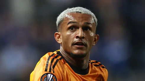 Wesley durante partida na Liga Europa