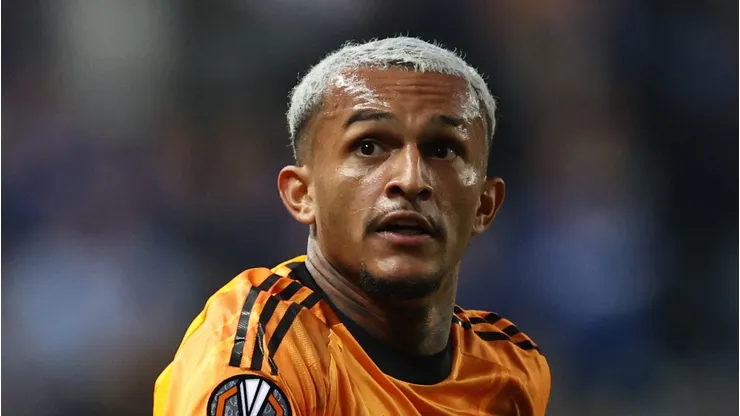 Wesley durante partida na Liga Europa