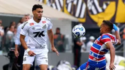 SP - SANTOS - 01/11/2025 - BRASILEIRO A 2025, SANTOS X FORTALEZA - Victor Hugo jogador do Santos durante partida contra o Fortaleza no estadio Vila Belmiro pelo campeonato Brasileiro A 2025. Foto: Mauricio De Souza/AGIF