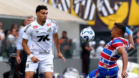 SP – SANTOS – 01/11/2025 – BRASILEIRO A 2025, SANTOS X FORTALEZA – Victor Hugo jogador do Santos durante partida contra o Fortaleza no estadio Vila Belmiro pelo campeonato Brasileiro A 2025. Foto: Mauricio De Souza/AGIF