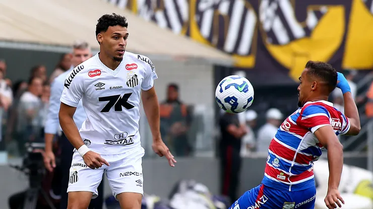 SP - SANTOS - 01/11/2025 - BRASILEIRO A 2025, SANTOS X FORTALEZA - Victor Hugo jogador do Santos durante partida contra o Fortaleza no estadio Vila Belmiro pelo campeonato Brasileiro A 2025. Foto: Mauricio De Souza/AGIF