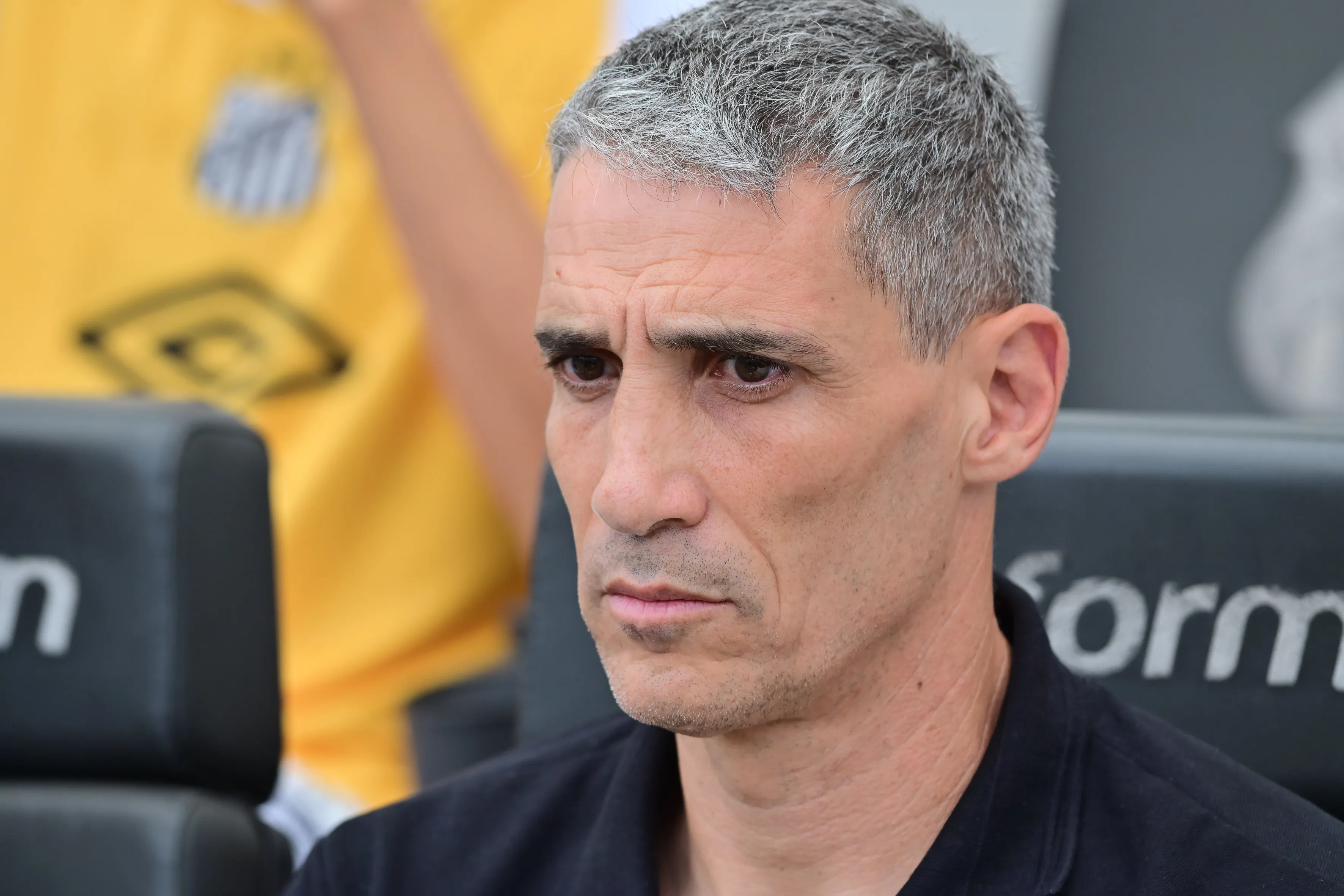 SP – SANTOS – 07/12/2025 – BRASILEIRO A 2025, SANTOS X CRUZEIRO – Vojvoda tecnico do Santos durante partida contra o Cruzeiro no estadio Vila Belmiro pelo campeonato Brasileiro A 2025.  Foto: Jota Erre/AGIF