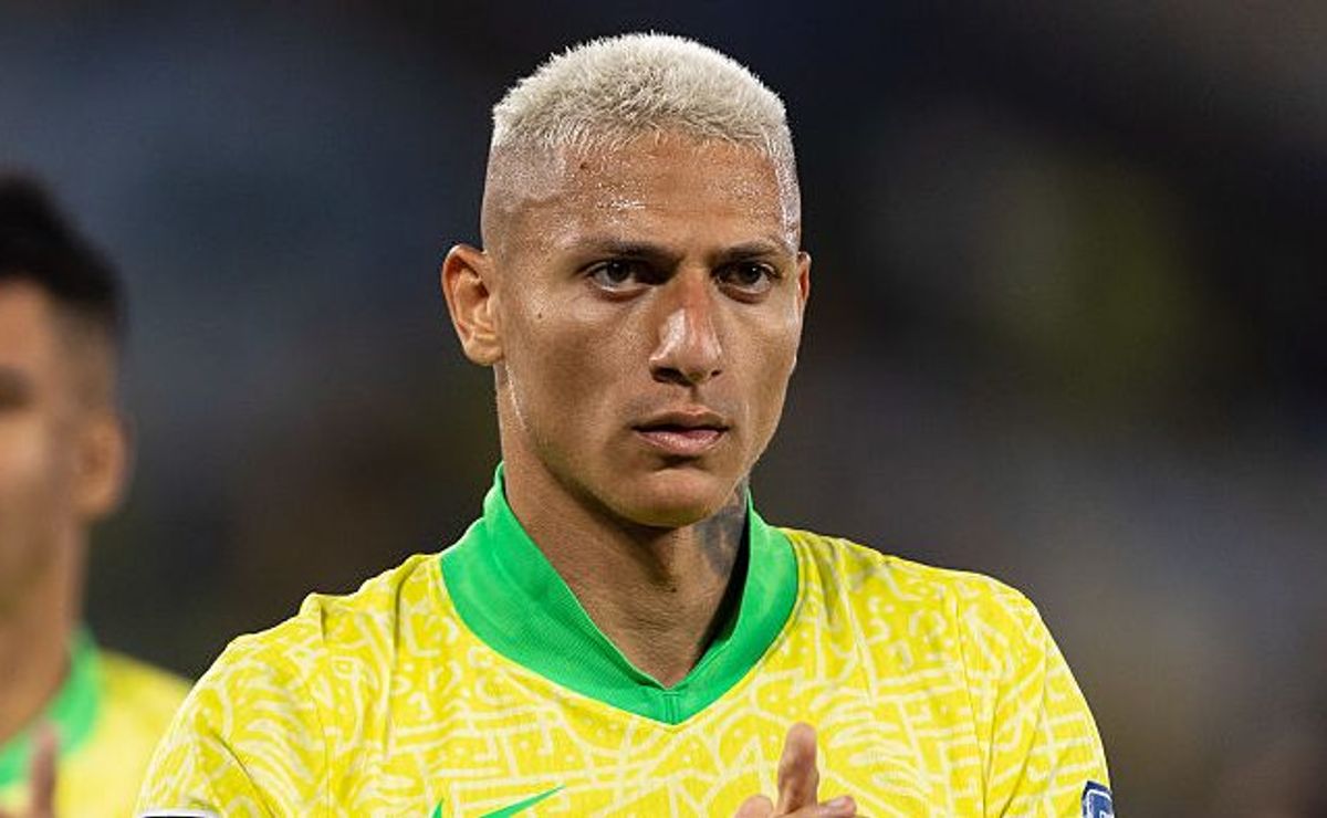 Flamengo desiste de Marcos Leonardo e quer fechar com Richarlison se definição ficar para o segundo semestre