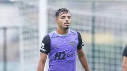 Menino durante treino na pré-temporada