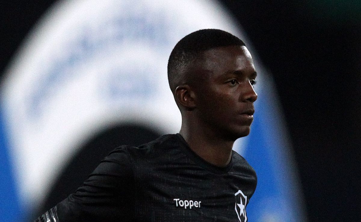 Flamengo atravessa o Botafogo e encaminha contrato de quatro anos com Andrew, do Gil Vicente