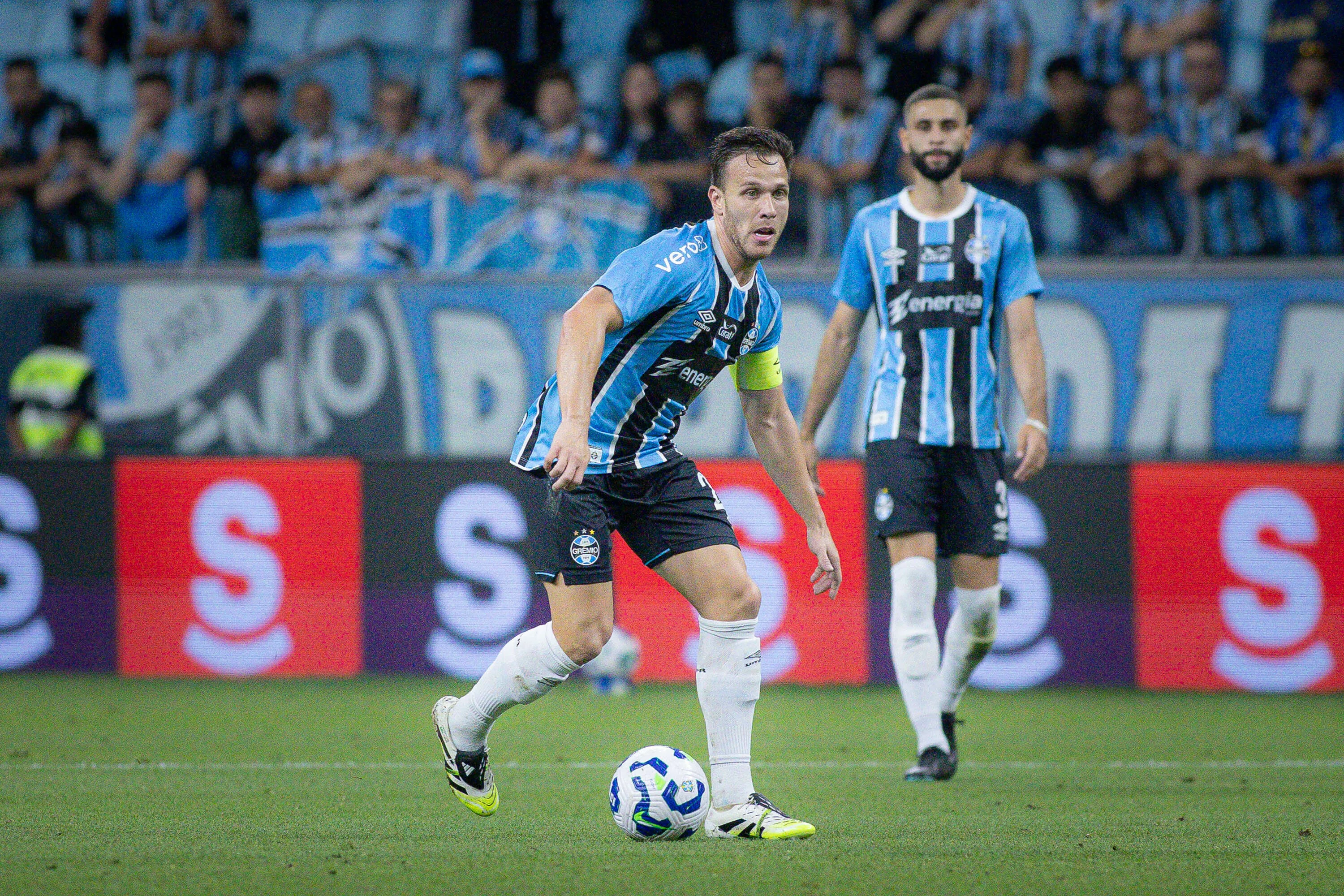 RS – PORTO ALEGRE – 02/12/2025 – BRASILEIRO A 2025, GREMIO X FLUMINENSE – Arthur jogador do Gremio durante partida contra o Fluminense no estadio Arena do Gremio pelo campeonato Brasileiro A 2025. Foto: Maxi Franzoi/AGIF