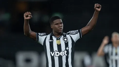 Kadir jogador do Botafogo comemora vitoria apos partida contra o Sport no estadio Engenhao pelo campeonato Brasileiro A 2025. Foto: Jorge Rodrigues/AGIF