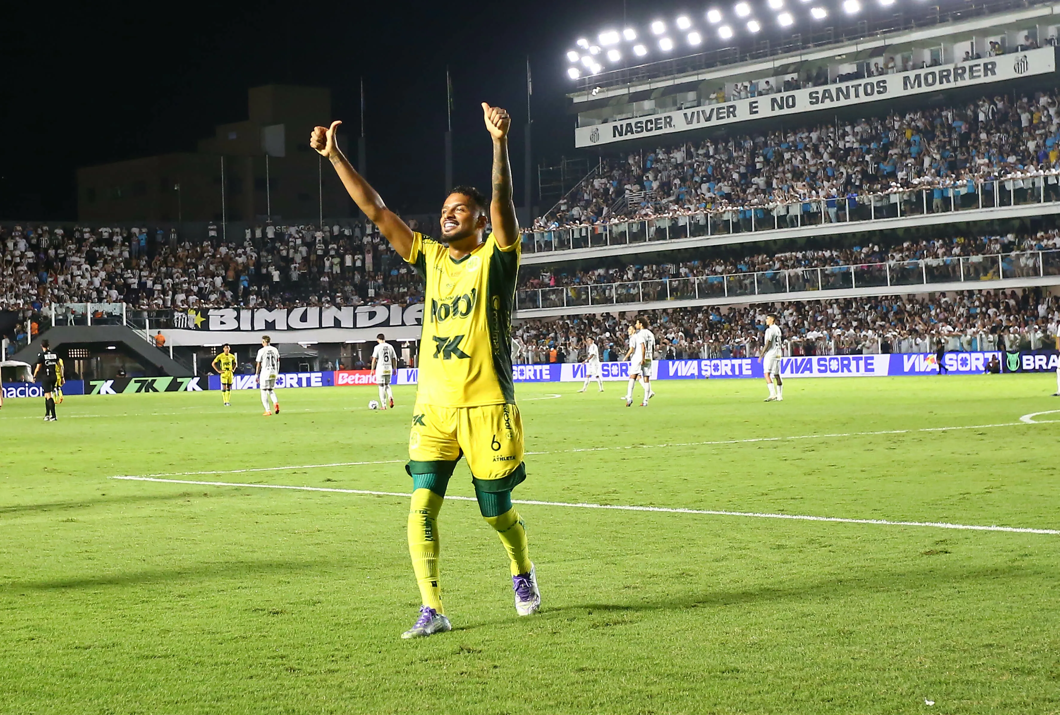 SP – SANTOS – 19/11/2025 – BRASILEIRO A 2025, SANTOS X MIRASSOL – Reinaldo jogador do Mirassol comemora seu gol durante partida contra o Santos no estadio Vila Belmiro pelo campeonato Brasileiro A 2025. Foto: Mauricio De Souza/AGIF