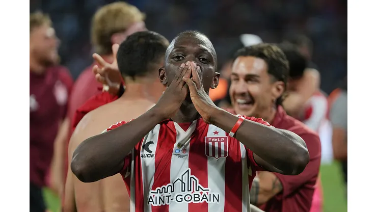 SANTIAGO DEL ESTERO, ARGENTINA - DECEMBER 13: Edwuin Cetre of Estudiantes La Plata celebrates after winning the Torneo Clausura Betano 2025 Final match between Racing Club and Estudiantes at Estadio Unico Madre de Ciudades on December 13, 2025 in Santiago del Estero, Argentina. (Photo by Joaquín Camiletti/Getty Images)
