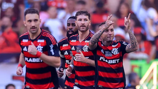 Foto: Buda Mendes/Getty Images – Cebola comemorando gol pelo Flamengo ao lado de Léo Ortiz e Léo Pereira.
