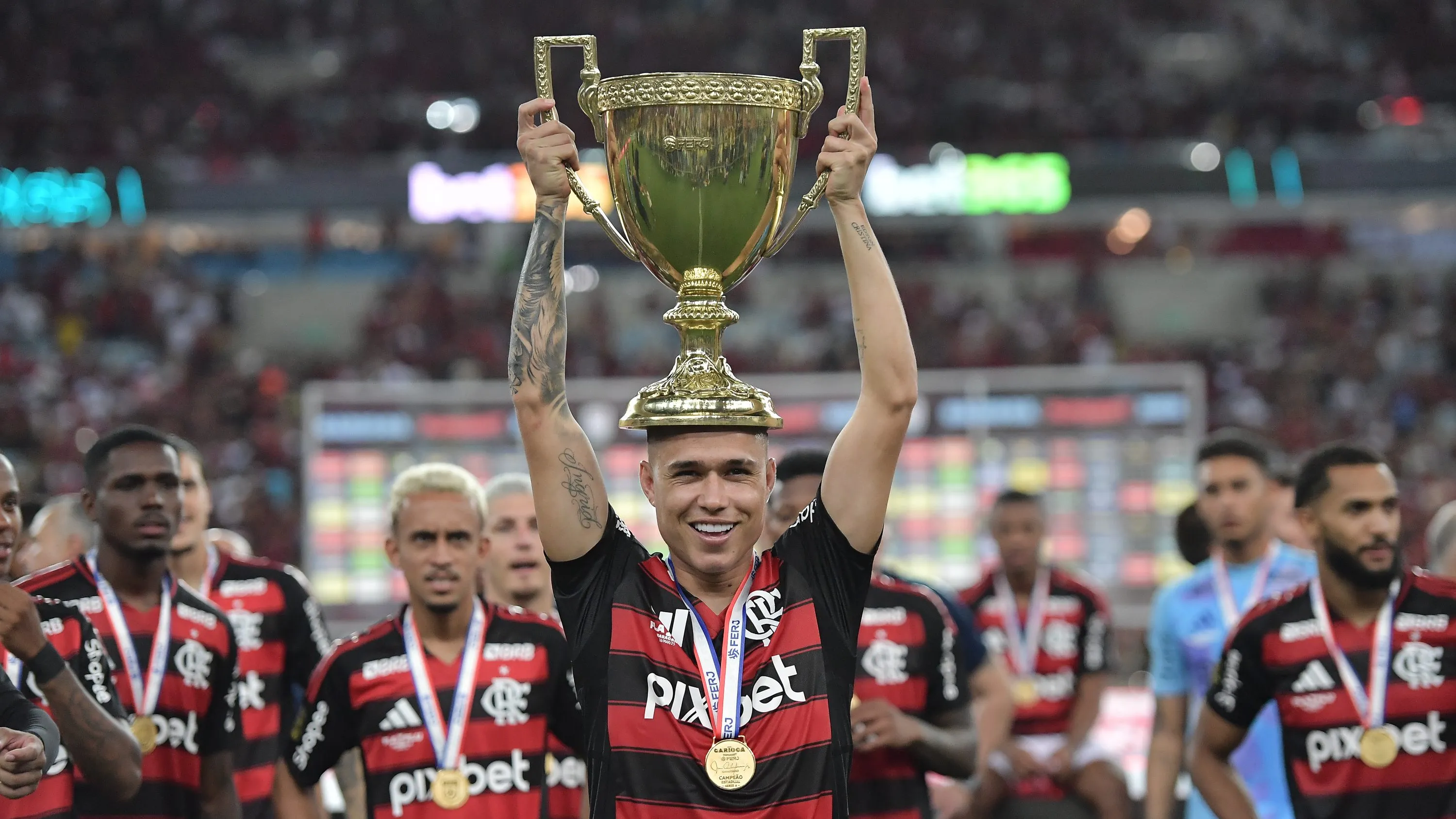 Luiz Araújo com a taça do Cariocão 2025. Foto: Thiago Ribeiro/AGIF
