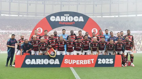 Jogadores do Flamengo posam para foto antes na partida contra Fluminense no estadio Maracana pelo campeonato Carioca 2025. Foto: Thiago Ribeiro/AGIF