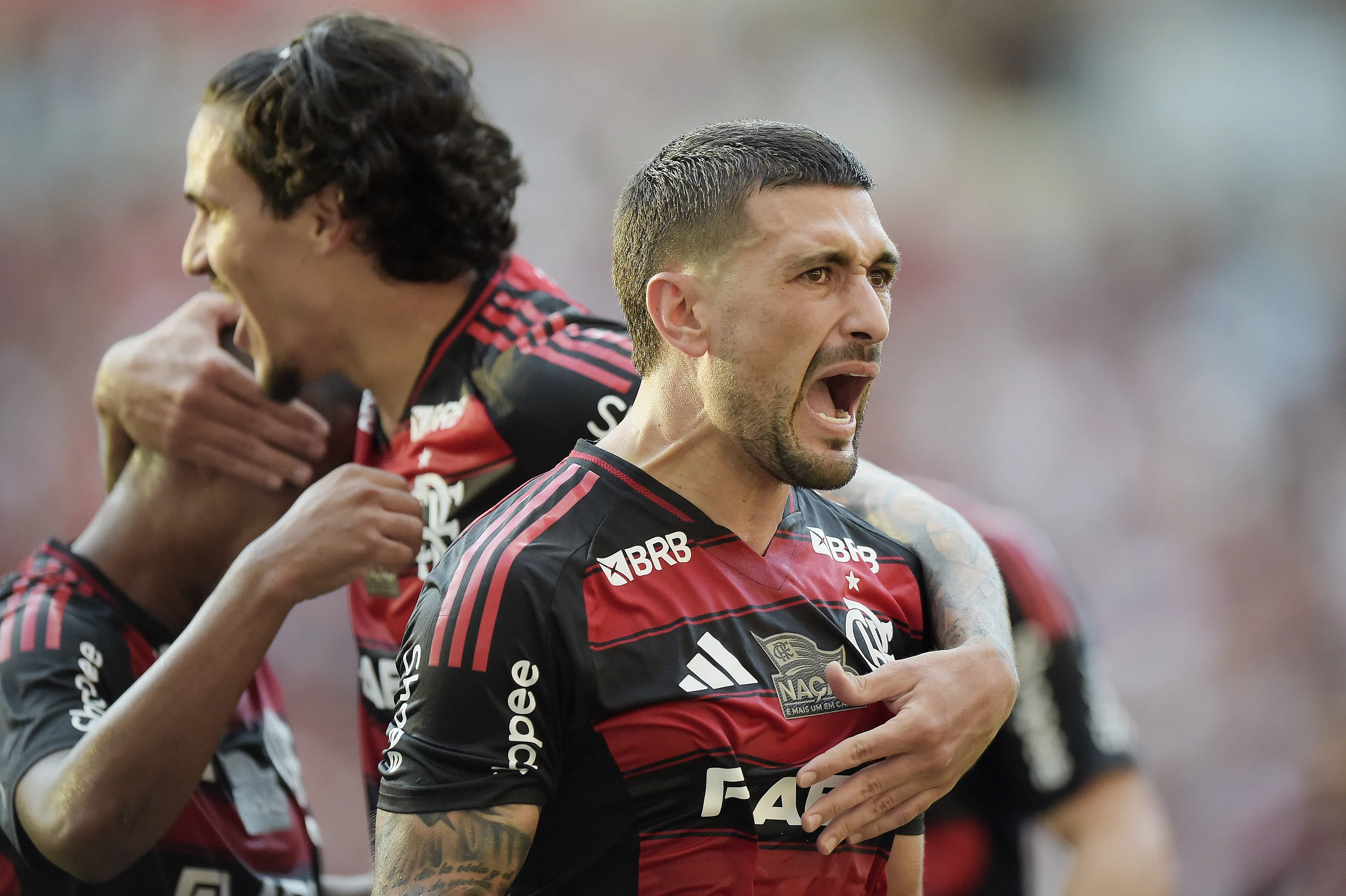 Pedro e Arrascaeta marcaram na goleada sobre o Corinthians. Foto: Alexandre Loureiro/AGIF