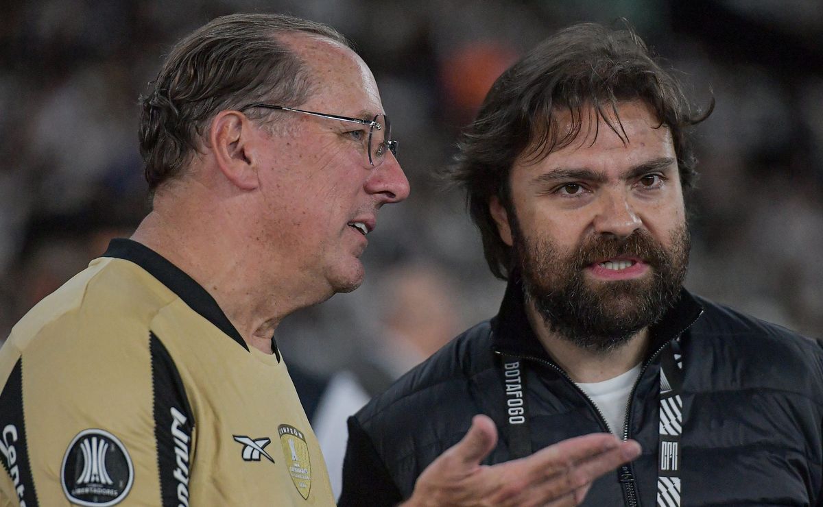 John Textor negocia com meia-atacante e Botafogo mantém nome sob sigilo nos bastidores