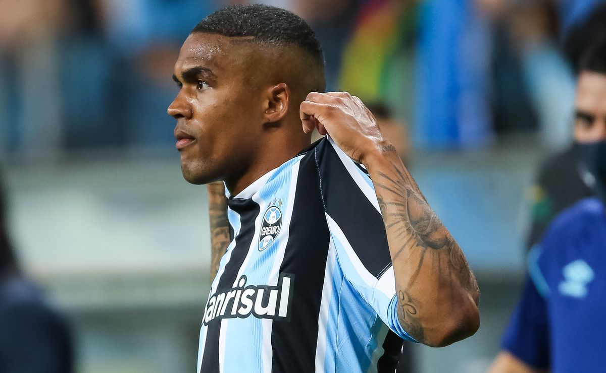 Douglas Costa faz força para voltar ao Grêmio e oferece perdão da dívida além de contrato de produtividade