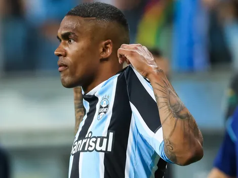Douglas Costa faz 'força' para voltar ao Grêmio