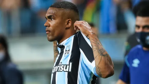 Douglas Costa jogador do Gremio comemora seu gol durante partida contra o Atletico-MG no estadio Arena do Gremio pelo campeonato Brasileiro A 2021. Foto: Pedro H. Tesch/AGIF