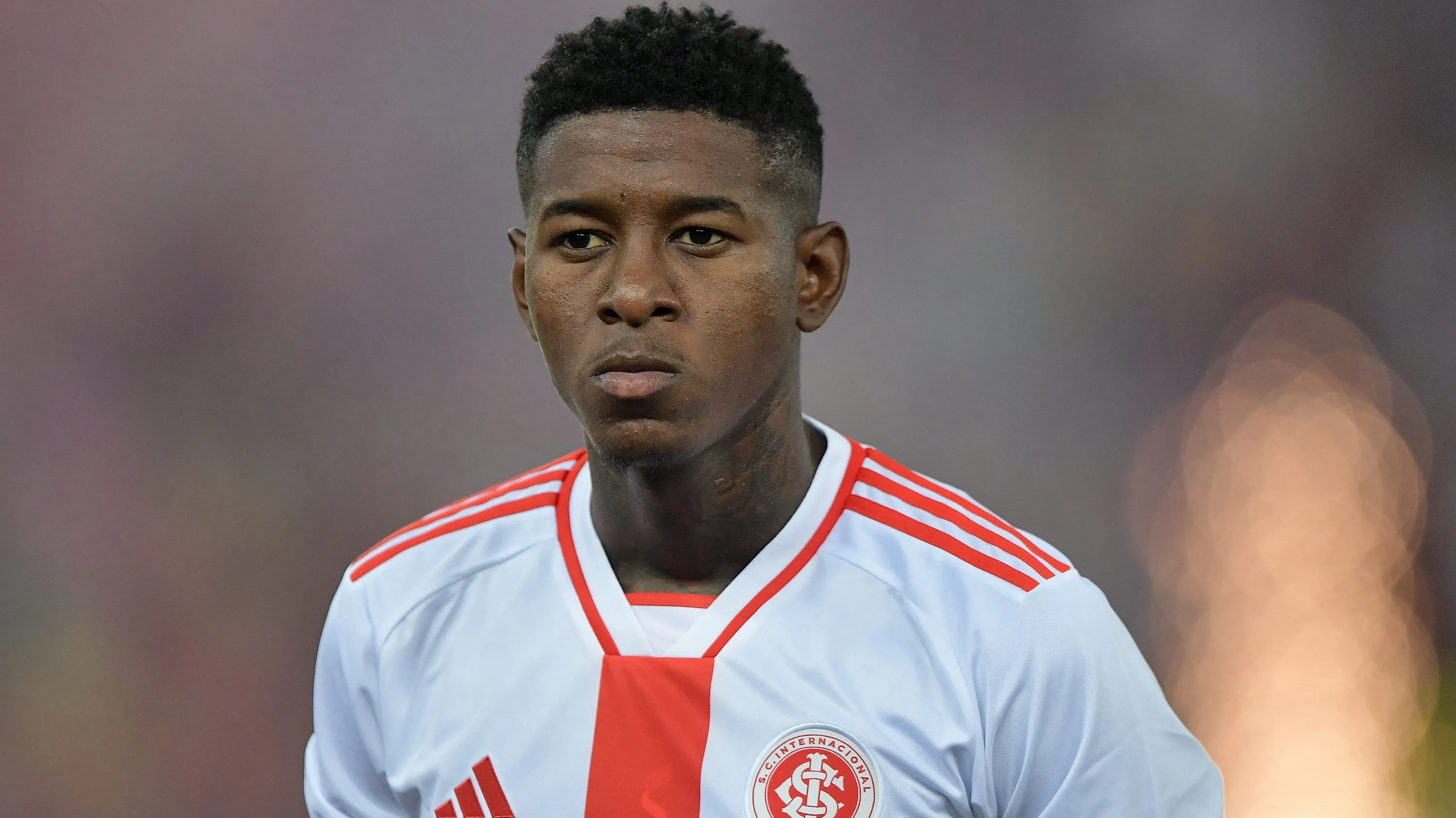 Vitão jogador do Internacional durante partida contra o Flamengo no estadio Maracana pelo campeonato Brasileiro A 2025. Foto: Thiago Ribeiro/AGIF