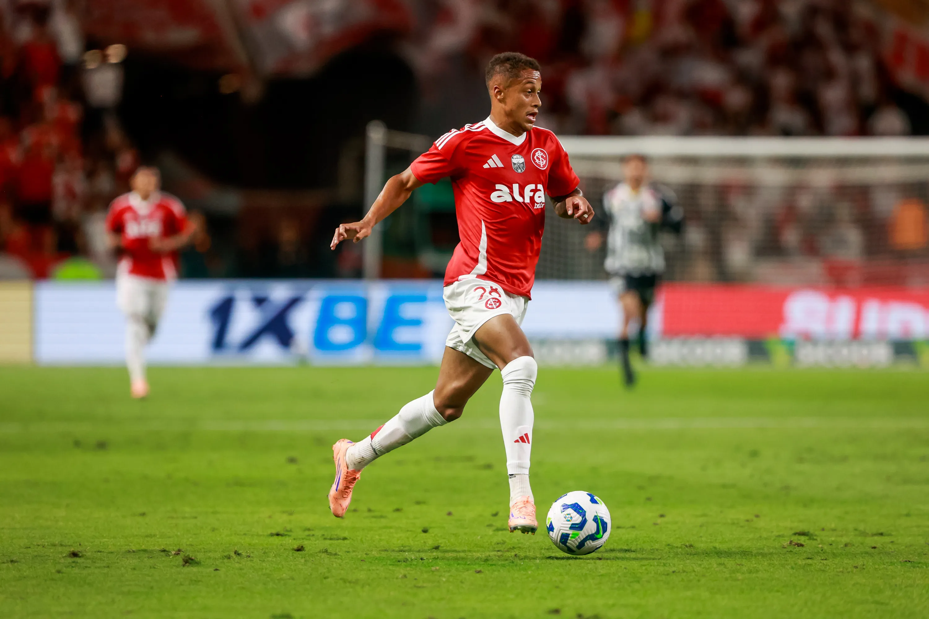 Vitinho pode deixar o Internacional antes do previsto. Foto: Luiz Erbes/AGIF
