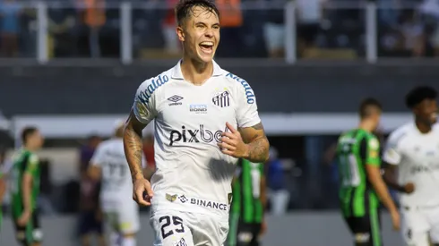 Zanocelo, jogador do Santos, comemora seu gol durante partida no estadio Vila Belmiro pelo campeonato Brasileiro A 2022. Foto: Fernanda Luz/AGIF