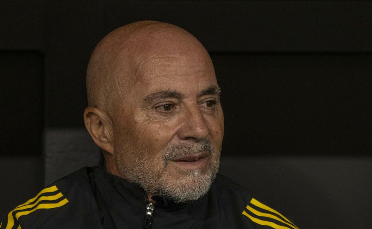 Sampaoli não quer parar em Maycon e Vitor Hugo, e faz pedido de camisa 05 para a diretoria