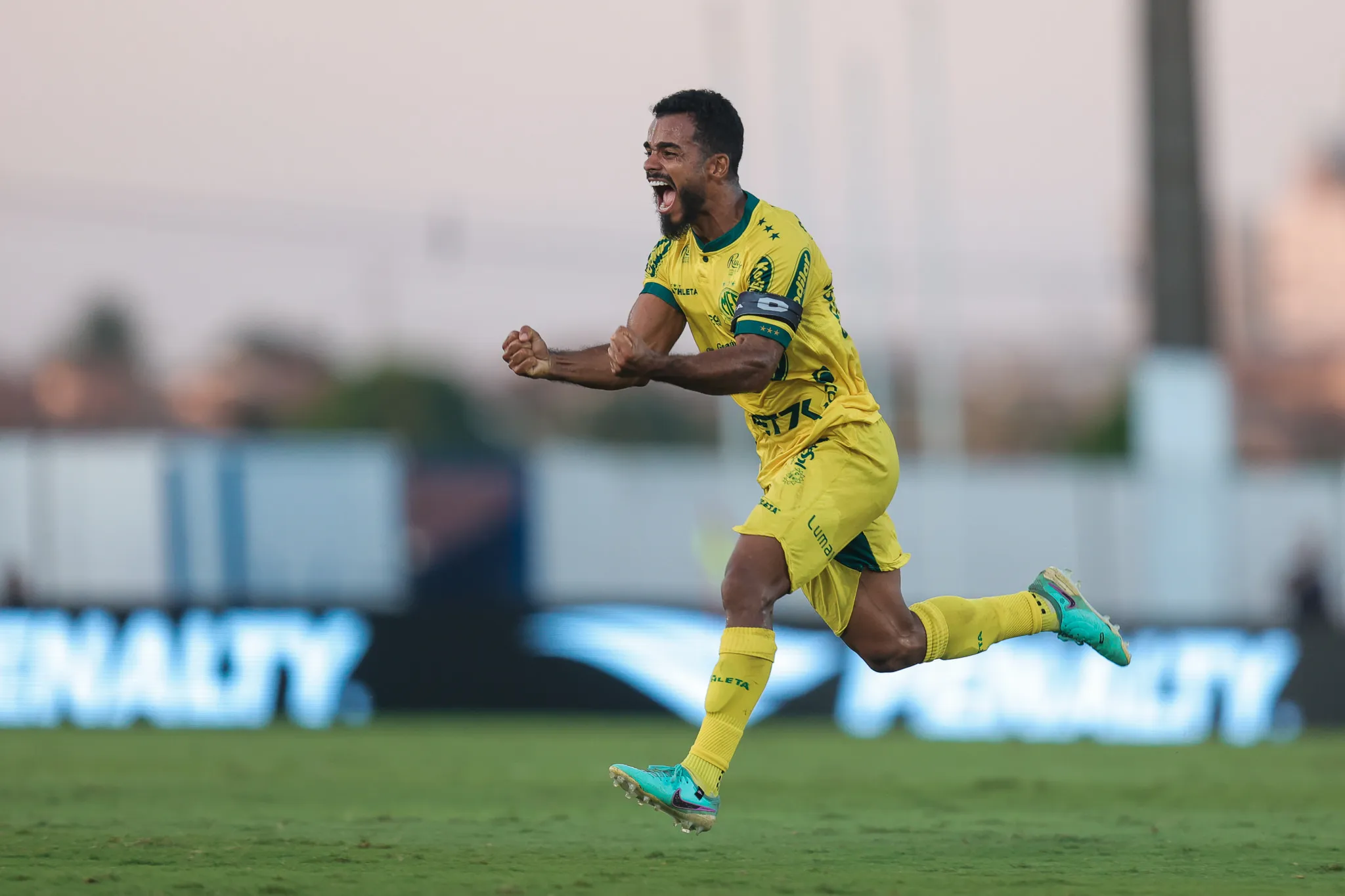SP – MIRASSOL – 19/05/2024 – BRASILEIRO B 2024, MIRASSOL X ITUANO – Danielzinho jogador do Mirassol comemora seu gol durante partida contra o Ituano no estadio Jose Maria de Campos Maia pelo campeonato Brasileiro B 2024. Foto: Pedro Zacchi/AGIF