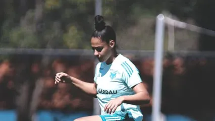 Layza, zagueira do Cruzeiro, em treino