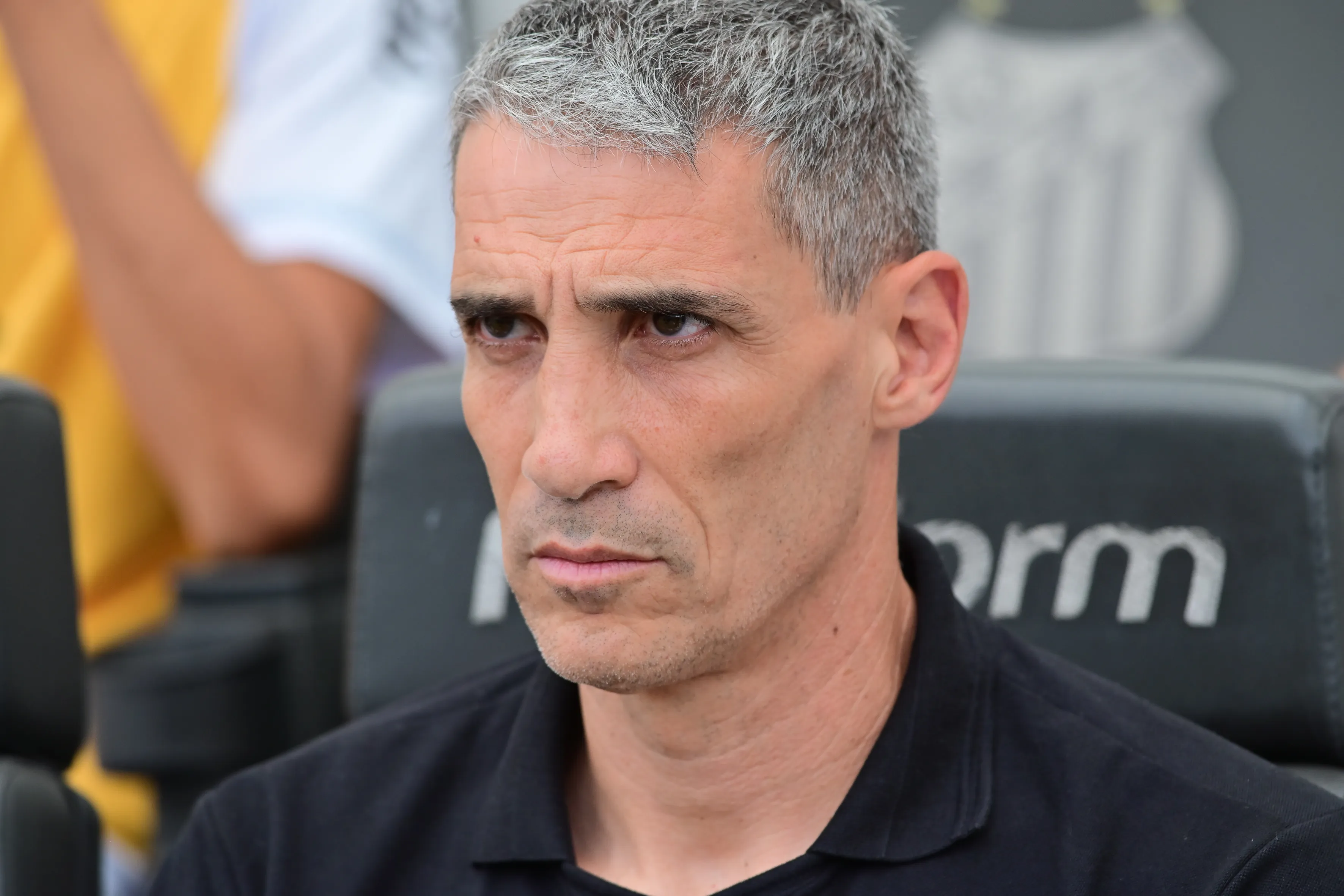 SP – SANTOS – 07/12/2025 – BRASILEIRO A 2025, SANTOS X CRUZEIRO – Vojvoda tecnico do Santos durante partida contra o Cruzeiro no estadio Vila Belmiro pelo campeonato Brasileiro A 2025.  Foto: Jota Erre/AGIF