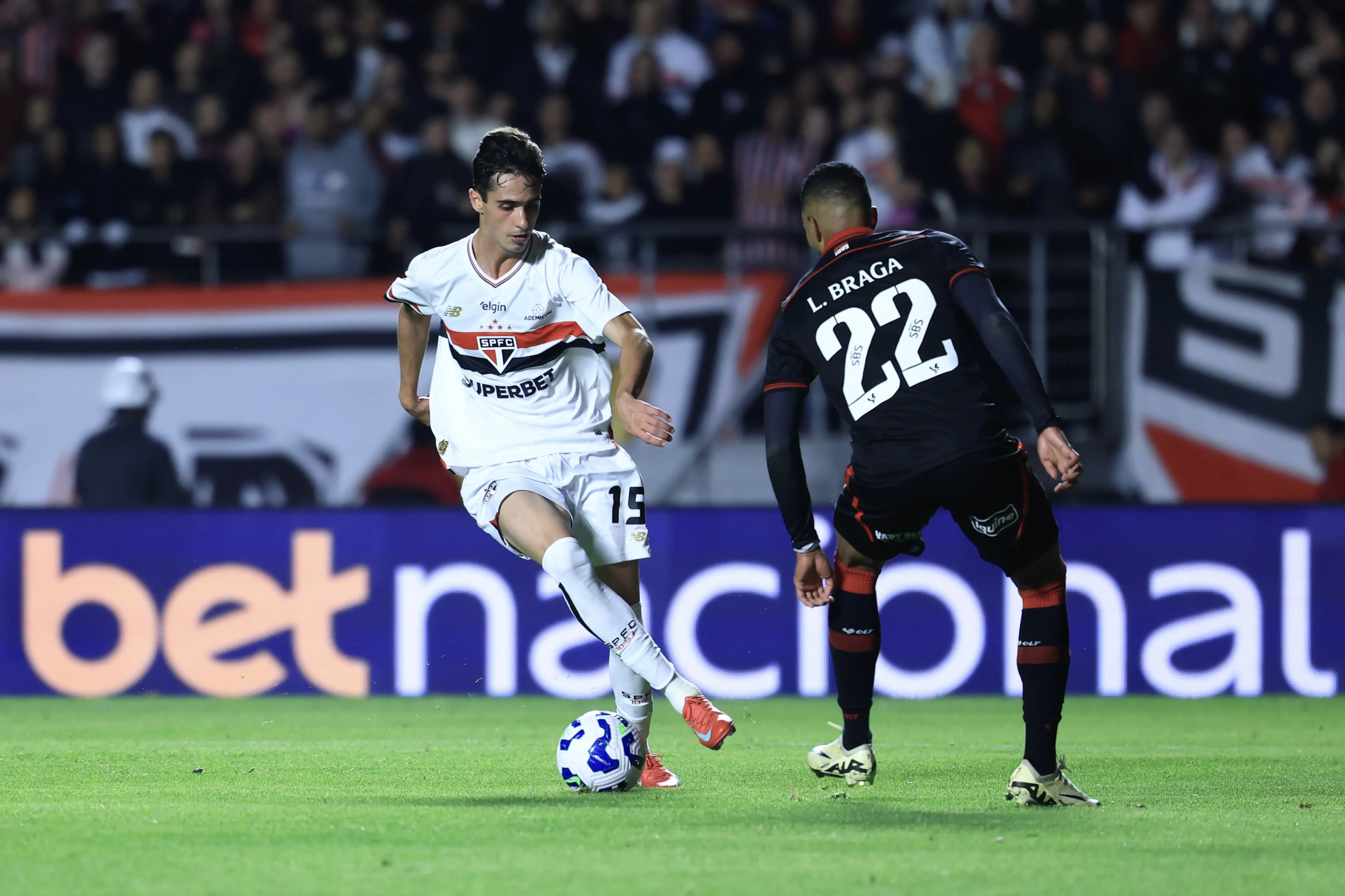 Rodriguinho em ação diante do EC Vitória. Foto: Marcello Zambrana/AGIF