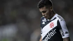 Vasco vê evolução de Adson após seis meses de recuperação, mas decisão final ainda preocupa — Foto Jorge RodriguesAGIF