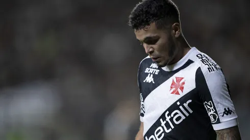 Vasco vê evolução de Adson após seis meses de recuperação, mas decisão final ainda preocupa — Foto Jorge RodriguesAGIF