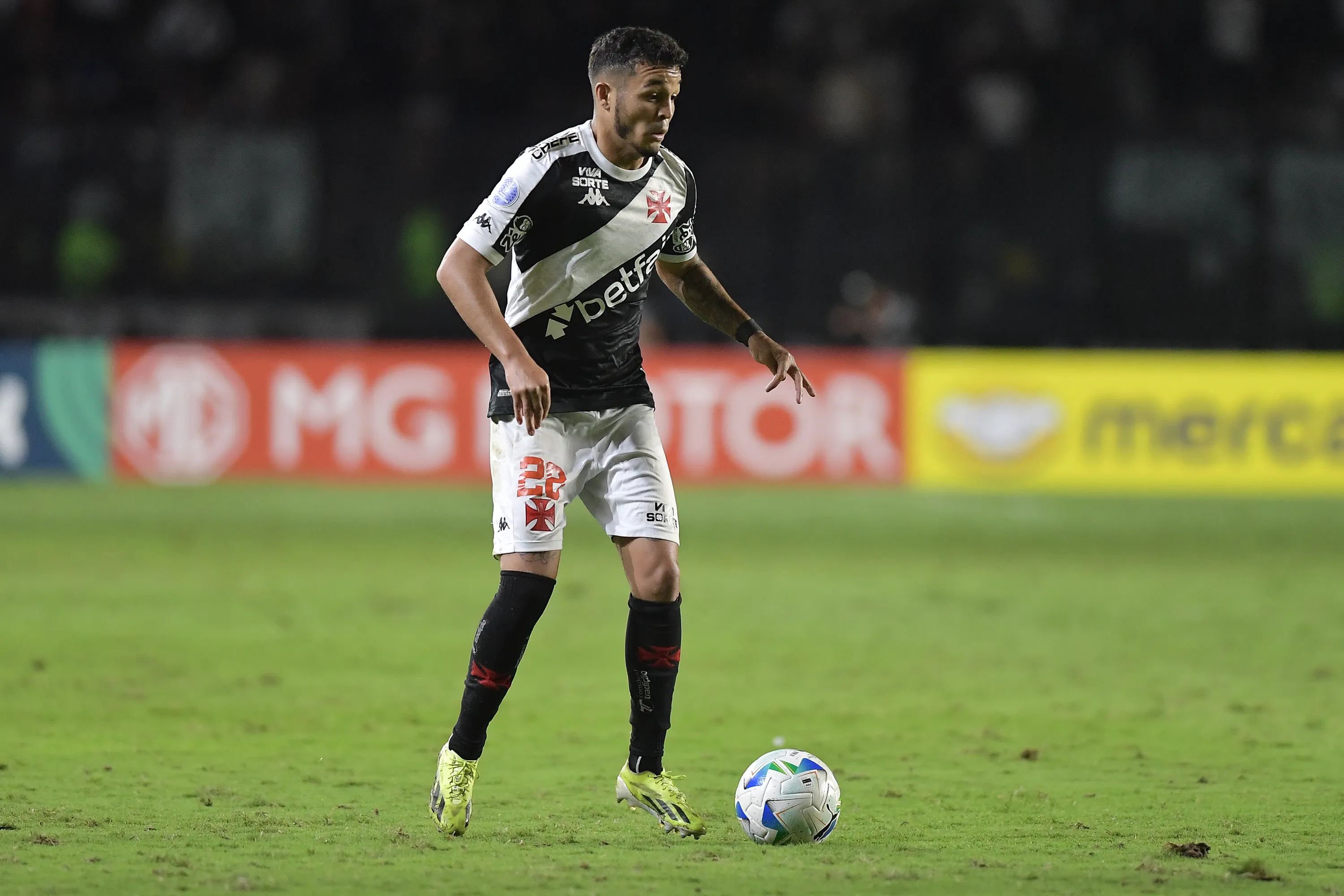 RJ – RIO DE JANEIRO – 22/04/2025 – COPA SUL-AMERICANA 2025, VASCO X LANUS – Adson jogador do Vasco durante partida contra o Lanus no estadio Sao Januario pelo campeonato Copa Sul-americana 2025. Foto: Thiago Ribeiro/AGIF