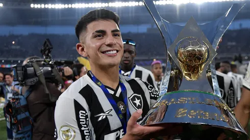 Thiago Almada com o troféu do Brasileirão 2024. Foto: Thiago Ribeiro/AGIF