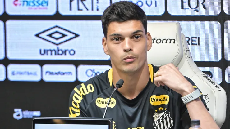 SP - SANTOS - 09/01/2026 - SANTOS, COLETIVA - Gabriel Brazao jogador do Santos durante coletiva de imprensa realizada no Vila Belmiro. Foto: Jota Erre/AGIF