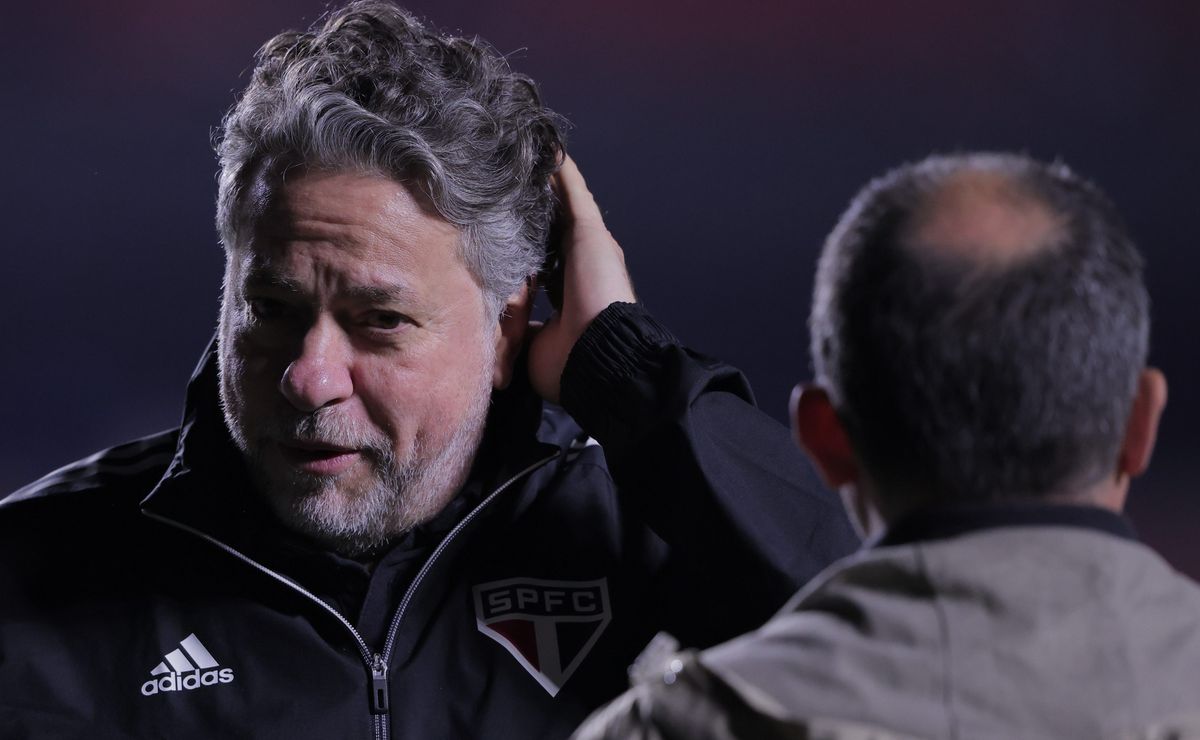 Torcida do São Paulo sobe o tom, protesta no Morumbis e pede impeachment de Casares