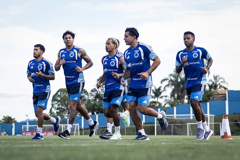 Elenco do Cruzeiro durante treinamento. Foto: Gustavo Aleixo/Cruzeiro