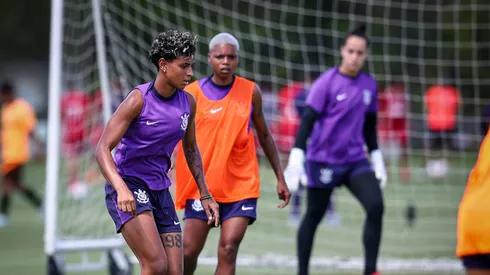Jogadoras do Corinthians trabalham com bola no CT – Foto: Rodrigo Gazzanel / Agência Corinthians