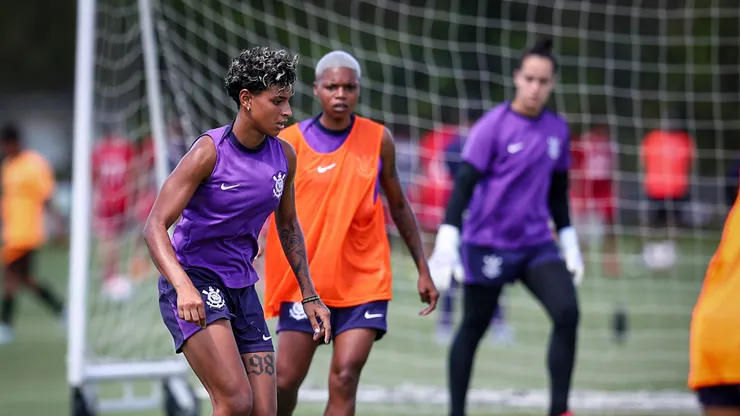 Jogadoras do Corinthians trabalham com bola no CT - Foto: Rodrigo Gazzanel / Agência Corinthians